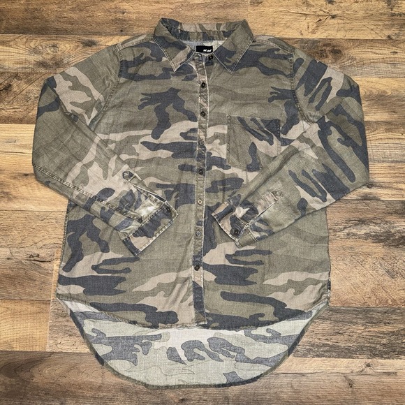 Camo Tops - Wet Seal Women's Camo Long Sleeve Button Up Size XL
